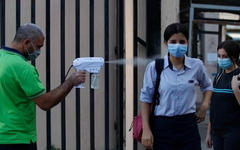 Los estudiantes se desinfectan al llegar a una escuela en Sidon, el 12 de octubre de 2020 (Foto:Mohammed Zaatari).