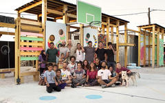 Equipo de CatalyticAction con niños de Beirut. Foto: Cortesía de CatalyticAction.