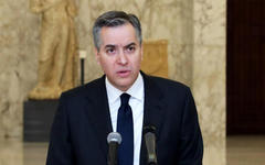 El primer ministro libanés Adib, hablando en una conferencia de prensa en el palacio presidencial en Baabda, al este de Beirut, el 26 de septiembre de 2020. Foto: AFP.