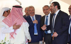 De izquierda a derecha; Samir Khatib y Saad Hariri, sonriendo con personalidades saudíes.