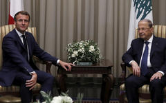 El presidente libanés, Michel Aoun, a la derecha, da la bienvenida al presidente francés Emmanuel Macron en el aeropuerto internacional de Beirut. AP.