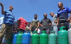 Libaneses forman en filas para conseguir garrafas de gas tras un aviso de escasez inminente. Foto: AP.