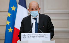 El ministro de Relaciones Exteriores francés, Jean-Yves Le Drian, habla en el Palacio del Elíseo. Foto : AFP.