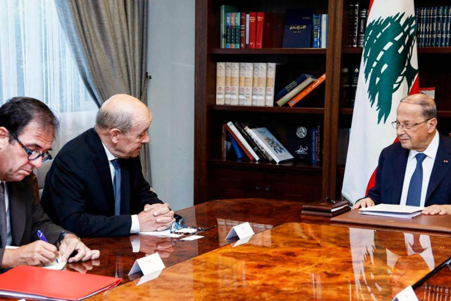 El presidente Michel Aoun mantiene conversaciones con el canciller francés Jean-Yves Le Drian en el palacio presidencial de Baabda. AFP