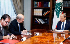 El presidente Michel Aoun mantiene conversaciones con el canciller francés Jean-Yves Le Drian en el palacio presidencial de Baabda. AFP