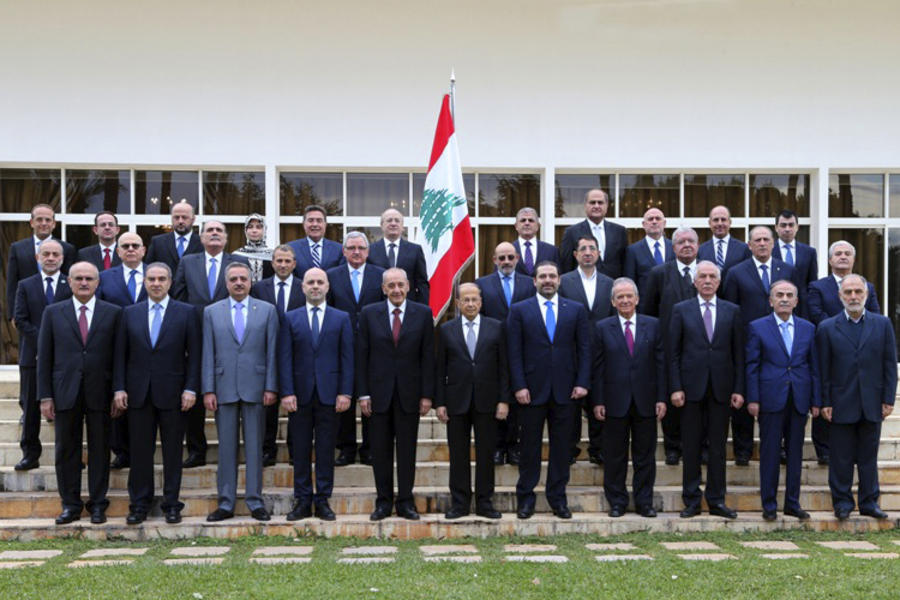 Presidente Michel Aoun y Vocero Nabih Berri junto al Primer Ministro Saad Hariri y los miembros del nuevo gabinete (Palacio Baabda, Diciembre 21,2016 / Imagen NNA)