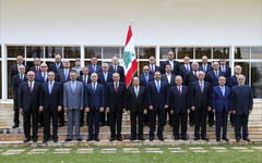 Presidente Michel Aoun y Vocero Nabih Berri junto al Primer Ministro Saad Hariri y los miembros del nuevo gabinete (Palacio Baabda, Diciembre 21,2016 / Imagen NNA)