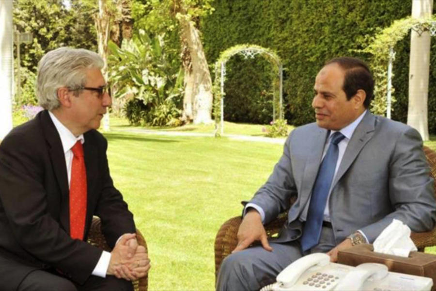 Presidente egipcio (der.), Abdel Fatah Al Sisi, durante entrevista con El Mundo (España) - El Cairo, 29 de Abril, 2015