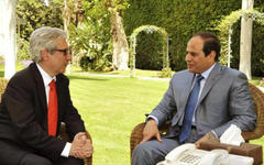 Presidente egipcio (der.), Abdel Fatah Al Sisi, durante entrevista con El Mundo (España) - El Cairo, 29 de Abril, 2015