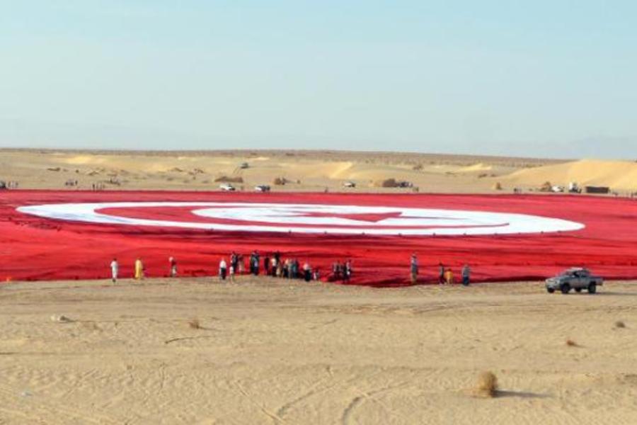 Despliegan la bandera más grande del mundo en Túnez