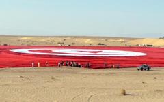 Despliegan la bandera más grande del mundo en Túnez