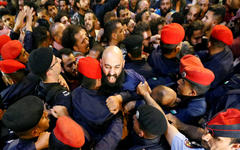 Policías chocan con manifestantes junto a la oficina del primer ministro, el domingo en Ammán (Foto Muhammad Hamed / Reuters).