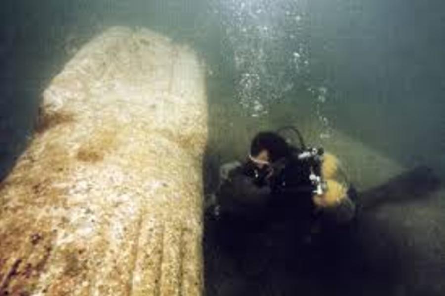 Usando equipos de buceo se descubrio un templo bajo una napa freática