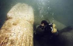 Usando equipos de buceo se descubrio un templo bajo una napa freática