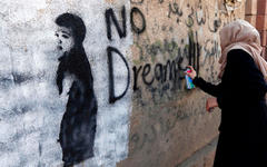 Una mujer deja un graffiti en la pared sur de la Universidad de Sanaa, en la capital yemenó (Foto: Mohammed Huwais / AFP / Getty Images).