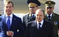 Medvedev visita Argelia, crece oposición a Buteflika