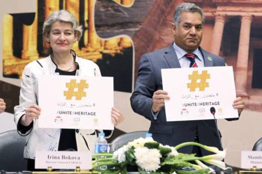 La directora general de la UNESCO, Irina Bokova, y el ministro de antigüedades egipcio, Mamduh Al Damati.