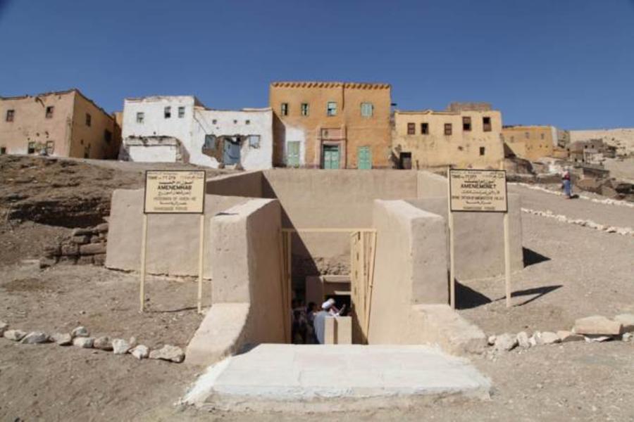 Entradas de las tumbas de Amenemhab y Amenemone. // FOTO: Francisco Carrión- El Mundo