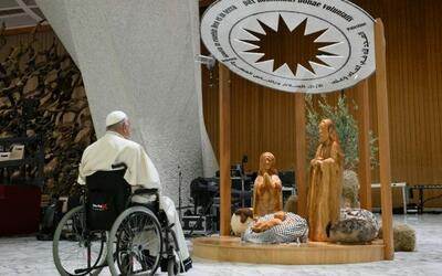 El papa Francisco se detiene a rezar frente a un pesebre de Belén en la sala de audiencias del Vaticano, el 7 de diciembre de 2024. Foto: Vaticano El papa Francisco se detiene a rezar frente a un pesebre de Belén en la sala de audiencias del Vaticano, el 7 de diciembre de 2024. Foto: Vaticano