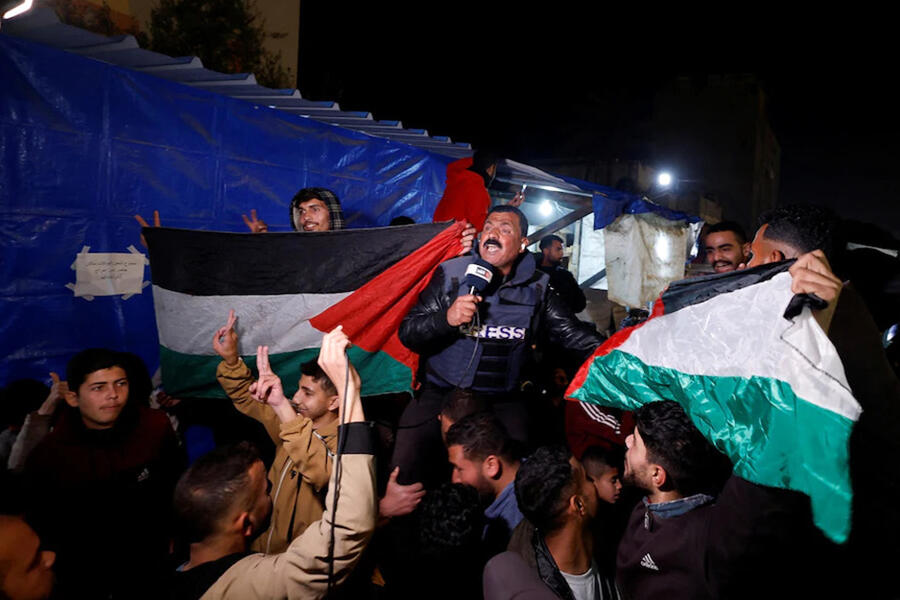 Palestinos vitorean y celebran en la ciudad de Khan Younis, al sur de la Franja de Gaza (Foto: REUTERS)