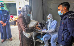 Trabajador de la salud realiza testeos de COVID-19 en un centro de salud en Rafah, en el sur de la Franja de Gaza, 5 de enero de 2020. AFP.