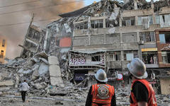 Funcionarios inspeccionan los edificios dañados en la ciudad de Gaza luego de un ataque aéreo israelí el 12 de mayo de 2021 en la Franja de Gaza. Foto: AFP.