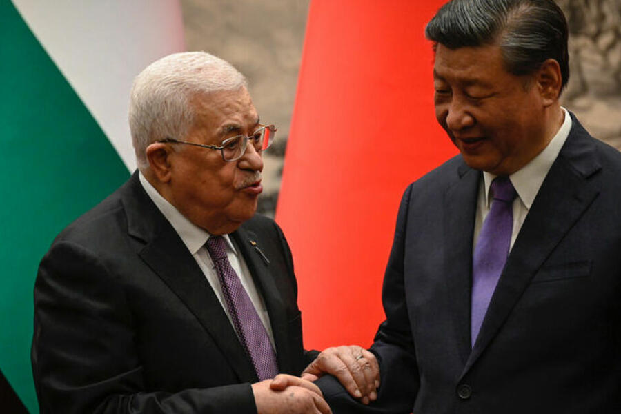 El presidente palestino, Mahmoud Abbas, le da la mano al presidente de China, Xi Jinping, después de una ceremonia de firma en el Gran Salón del Pueblo en Beijing el 14 de junio de 2023.