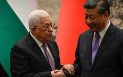 El presidente palestino, Mahmoud Abbas, le da la mano al presidente de China, Xi Jinping, después de una ceremonia de firma en el Gran Salón del Pueblo en Beijing el 14 de junio de 2023.