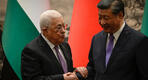 El presidente palestino, Mahmoud Abbas, le da la mano al presidente de China, Xi Jinping, después de una ceremonia de firma en el Gran Salón del Pueblo en Beijing el 14 de junio de 2023.