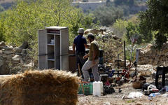 Colonos judíos rodean un campo agrícola de palestinos después de requisarlo para comenzar una construcción ilegal en el barrio de Beit Jala en Belén, Cisjordania, el 3 de septiembre de 2019  |  Foto: Wisam Hashlamoun – Anadolu