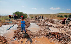 Alumnos palestinos sobre los escombros después de que excavadoras israelíes demolieran la escuela. Foto: Reuters.