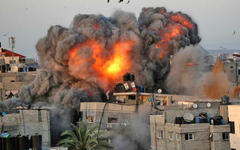 Edificio residencial colapsando tras un ataque israelí este lunes por la mañana en la Franja de Gaza. Foto: AFP.