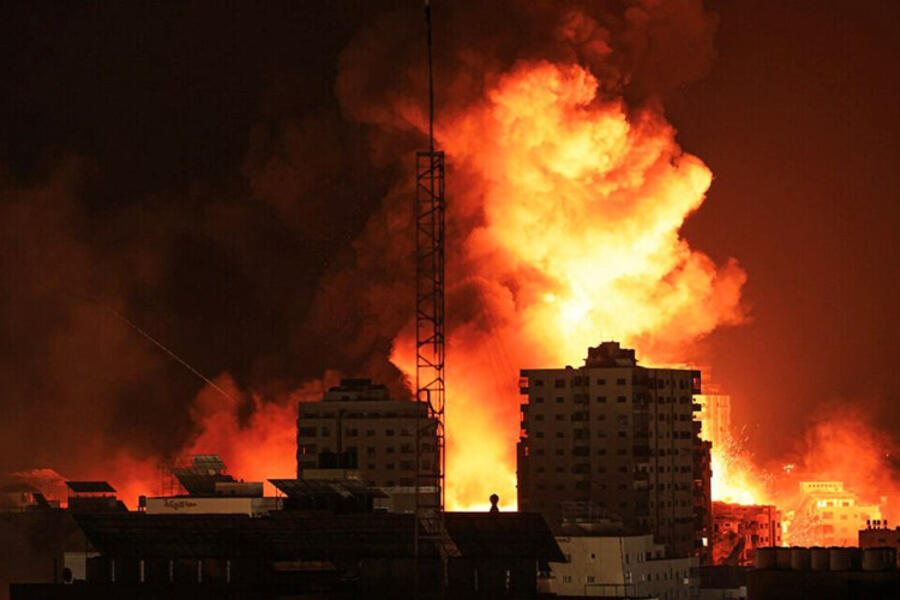 Una bola de fuego estalla durante los violentos ataques israelíes en Gaza, el 9 de octubre de 2023 (Foto: AFP)