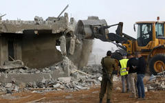 Las fuerzas israelíes desplazaron a un total de 74 personas. Foto: AFP.