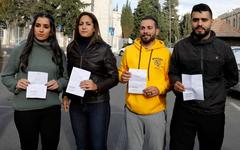 Los periodistas palestinos (de izq. a der.) Dana Abu Shamsiyeh, Christine Rinawi, Ali Yassin y Amin Abd Rabbo, que fueron detenidos por las autoridades israelíes, fotografiados tras su liberación en Jerusalén el viernes (AFP)