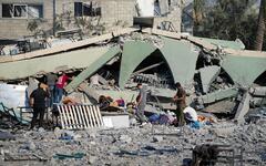 Palestinos inspeccionan los escombros de una escuela destruida en un ataque aéreo israelí en Deir al-Balah, en el centro de la Franja de Gaza, el sábado 27 de julio de 2024. Foto: AP.