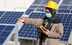 En el Centro de Capacitación de UNRWA en Gaza (GTC), la estudiante Ghada Kerryam practica la instalación y mantenimiento de sistemas fotovoltaicos  (Foto: Khalil Adwan / UNRWA)