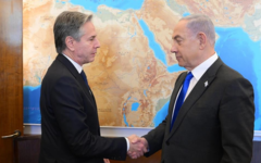 El secretario de Estado de Estados Unidos, Anthony Blinken, junto con el primer ministro israelí, Benjamin Netanyahu. Foto: CNN.