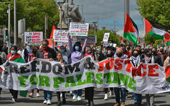 Manifestantes pro palestinos en O'Connell Street, Dublín, el sábado 22 de mayo de 2021, en Dublín, Irlanda. Foto: AFP.