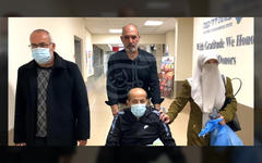 Maher Al Akhras sale del hospital tras ser liberado el jueves 26 de noviembre (Foto: Al Mayadeen)