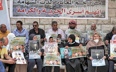 Madres en apoyo a los prisioneros palestinos detenidos en las cárceles israelíes, frente a las oficinas del Comité Internacional de la Cruz Roja (CICR), Ramallah, Cisjordania, el 14 de septiembre de 2021. Foto: AFP.