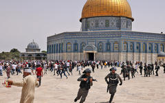 Fuerzas israelíes y los fieles palestinos se enfrentan en el complejo de la mezquita de al-Aqsa, el 21 de mayo de 2021. Foto: AFP.