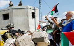 Civiles palestinos en una manifestación contra la ocupación en la ciudad de Nablus, norte de Cisjordania, en octubre de 2022 (Foto: Reuters - archivo)