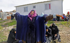 Una mujer beduina protesta contra las demoliciones de hogares palestinos por las fuerzas israelíes en Umm Al-Hiran. Enero 18, 2017 (Foto Menahem Kahana / AFP)