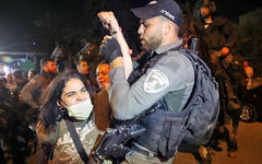 Una mujer palestina se pelea con la policía israelí durante una protesta contra los desalojos previstos de familias palestinas en el barrio de Sheikh Jarrah. Foto: EFE.