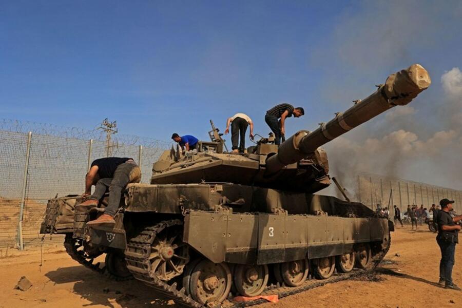 Combatientes palestinos toman el control de un tanque israelí Merkava después de cruzar a territorios palestinos ocupados desde Khan Yunis en el sur de Gaza | Octubre 7, 2023 (Foto: AFP) 