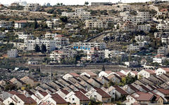 Casas de colonos judíos en el asentamiento de Ofra, en la Cisjordania ocupada, frente al pueblo palestino de Baytin (al fondo) | Palestina, Noviembre 17, 2016 (Thomas Coex / AFP)