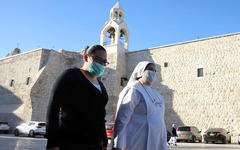 Iglesia de la Natividad, que reabrió el martes a los visitantes después de un cierre de casi tres meses debido al coronavirus, en Belén en la Cisjordania ocupada. Foto AP,