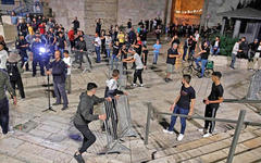 Los manifestantes palestinos eliminan las barreras metálicas en la Puerta de Damasco, Jerusalén. Foto: AFP.