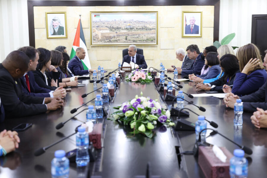 El primer ministro Mohammad Shtayyeh reunido hoy en Ramallah con una delegación de miembros del Congreso de los Estados Unidos. Foto: Shadi Hatem, Agencia de Noticias WAFA.